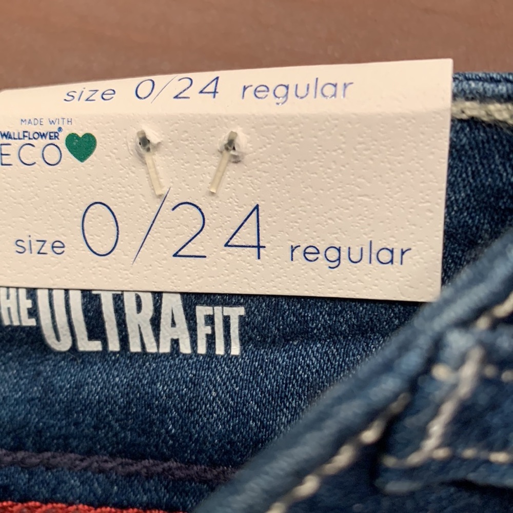 WallFlower the ultra fit 0/24. 23.5 inch crop. Women’s jeans NWT. - Picture 4 of 9